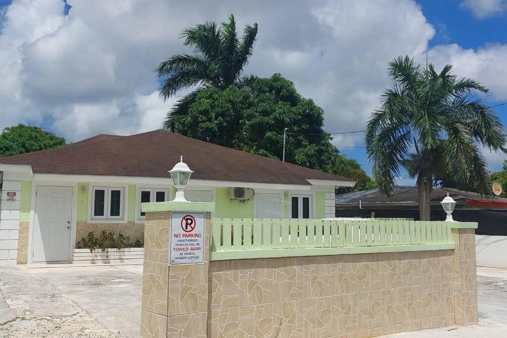 Apartament Budget & Basic In Local Neighborhood, 7Min Drive To Downtown Nassau Beach Paradise Zewnętrze zdjęcie